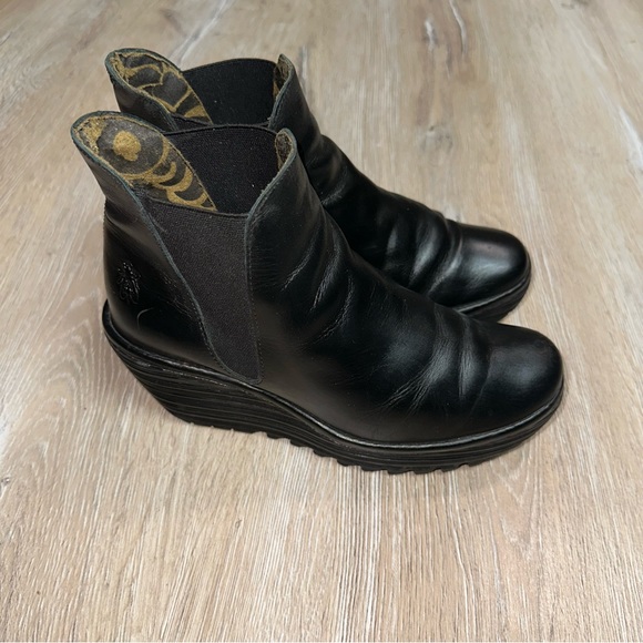 Fly London Yoss Black Casual Pull-On Chelsea Boots Mousse Leather Size UK 4 EU37 - Picture 3 of 13